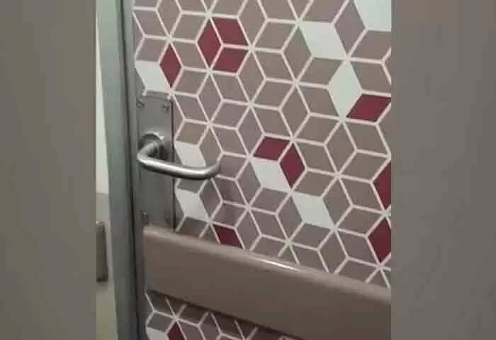 RPF | വന്ദേഭാരത് എക്സ്പ്രസിന്റെ ശുചിമുറിയുടെ വാതില് പൂട്ടി അകത്തിരുന്ന ആളെ പുറത്തെത്തിച്ചു; ദേഹമാസകലം പരുക്കേറ്റ പാടുകള്, ഇയാളെ ചോദ്യം ചെയ്യുന്നു