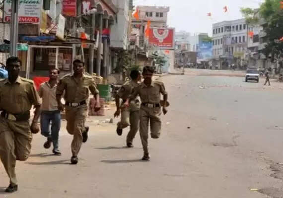 ഹൈദരാബാദില് കലാപം: പോലീസ് വെടിവെപ്പില് മൂന്ന് പേര് കൊല്ലപ്പെട്ടു