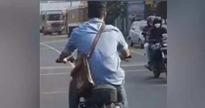 സ്വകാര്യ വാഹനത്തിന് സൈഡ് നല്കാതെ വഴി തടസപ്പെടുത്തി; ബൈക് യാത്രികന്റെ ലൈസന്സ് സസ്പെന്ഡ് ചെയ്ത് മോടോര് വാഹന വകുപ്പ്