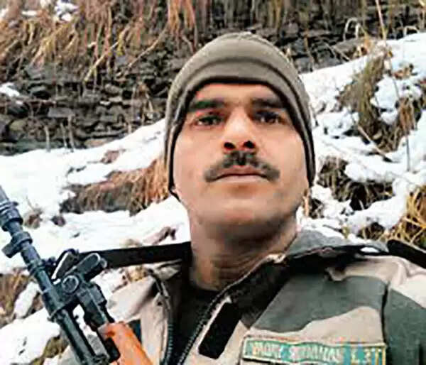 ആര്മിയിലെ ഭക്ഷണ നിലവാരത്തെ ചോദ്യം ചെയ്ത മുന് ജവാന് തേജ് ബഹാദുര് കോടതിയില്