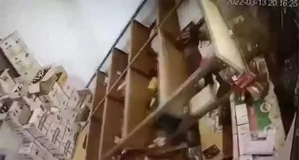 Social Media | താവത്തെ ബിവറേജ്സ് ഔട് ലൈറ്റില് അലമാര മറിഞ്ഞ് ജീവനക്കാരന് പരിക്കേറ്റ സംഭവം: സമൂഹമാധ്യമങ്ങളില് പ്രചരിക്കുന്നത് 5 മാസം മുന്പുളള ദൃശ്യം: വന് അപകടമല്ലെന്ന് വിശദീകരണം