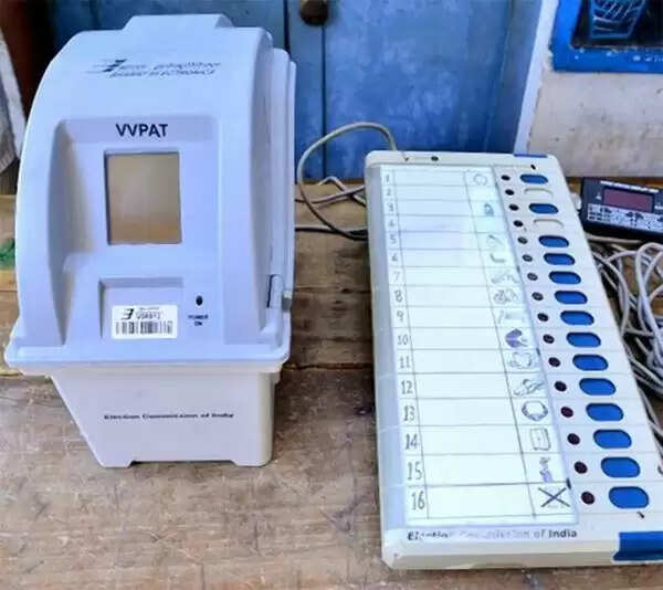 വോട്ടിംഗ് യന്ത്രത്തിനകത്ത് വിഷപ്പാമ്പ്; പോളിംഗ് നിര്ത്തിവെച്ചു