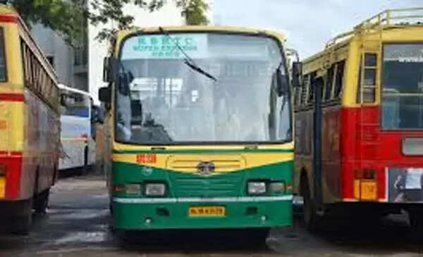 ഹരിപ്പാട് കെഎസ്ആര്ടിസി ഡിപ്പോയില് ജീവനക്കാര്ക്ക് ഇരിക്കാനും നില്ക്കാനും ഇടമില്ലാതെ, ഒന്നും രണ്ടും നിലയെല്ലാം വ്യാപാര സ്ഥാപനങ്ങള്ക്ക്