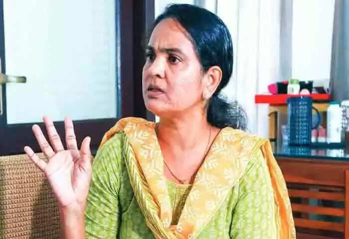 MB Rajesh | ചെയ്യാത്ത തെറ്റിന്റെ പേരില് ജയിലില് കിടക്കേണ്ടി വന്നത് 72 ദിവസം; ഒടുവില് പിടിച്ചെടുത്തത് മയക്കുമരുന്ന് അല്ലെന്നും വെറും കട്ടിക്കടലാസ് മാത്രമാണെന്നും പരിശോധനാഫലം; നിരപരാധിയെന്ന് ബോധ്യപ്പെട്ടതോടെ ഷീലാ സണ്ണിയെ ഫോണില് വിളിച്ച് ആശ്വസിപ്പിച്ച് മന്ത്രി എം ബി രാജേഷ്; കുറ്റക്കാര്ക്ക് കഠിനമായ ശിക്ഷ നല്കുമെന്ന് ഉറപ്പ്; കെണിയില്പെടുത്തി ശിക്ഷ അനുഭവിക്കേണ്ടി വന്ന ഒരു പാവം വീട്ടമ്മയുടെ ഗതികേടിനെതിരെ സമൂഹ മാധ്യമങ്ങളില് വ്യാപക പ്രതിഷേധം