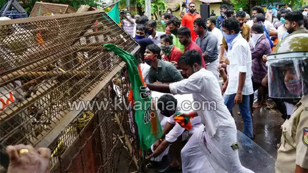 യുവമോര്ച്ച കണ്ണൂര് കലക്ടറേറ്റ് മാര്ച്ചില് സംഘര്ഷം: പൊലീസ് ജലപീരങ്കി പ്രയോഗിച്ചു