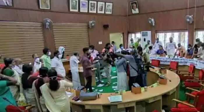 തൃശൂര് കോര്പറേഷനില് കൂട്ടയടി; മേയര്ക്ക് നേരെ കയ്യാങ്കളി; ഉന്തിലും തള്ളിലും പരിക്കേറ്റതായി കൗണ്സിലര്മാര്; അജന്ഡ വലിച്ചു കീറിയെറിഞ്ഞ് പ്രതിപക്ഷത്തിന്റെ പ്രതിഷേധം