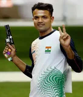 വിജയകുമാറിന് വെളളിത്തിളക്കം