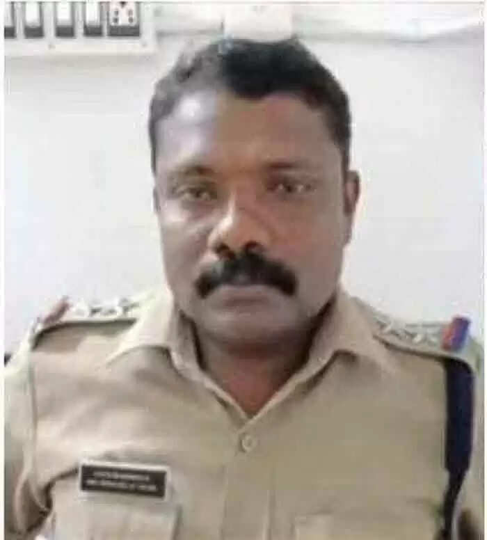 ട്രെയിന് തട്ടി മരിച്ച യുവാവിന്റെ മൊബൈല് ഫോണ് അടിച്ചുമാറ്റി ഔദ്യോഗിക സിം കാര്ഡ് ഇട്ട് ഉപയോഗിച്ചെന്ന് പരാതി; എസ് ഐക്ക് സസ്പെന്ഷന്