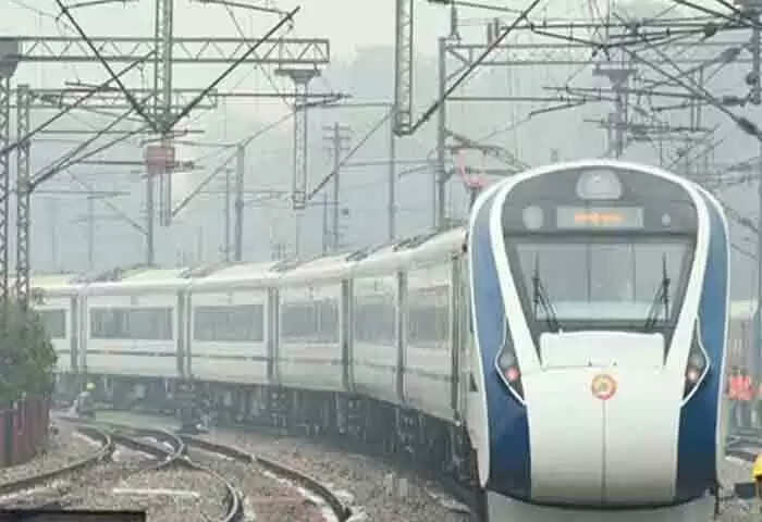 Vande Bharat | പ്രഖ്യാപന സമയത്തെ വേഗതയില്ല; വന്ദേഭാരത് എക്സ്പ്രസ് സ്റ്റോപുകളില് എത്താന് 20 മിനുറ്റ് വൈകി; നവീകരണ ജോലികള് നടക്കുന്നതാണ് കാരണമെന്ന് അധികൃതര്