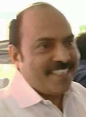 കുടുംബക്കാരുടെ മദ്യപാനം നിര്ത്തിയിട്ട് മതി സുധീരന് നാട്ടുകാരെ നന്നാക്കാന്: രാജ് കുമാര് ഉണ്ണി