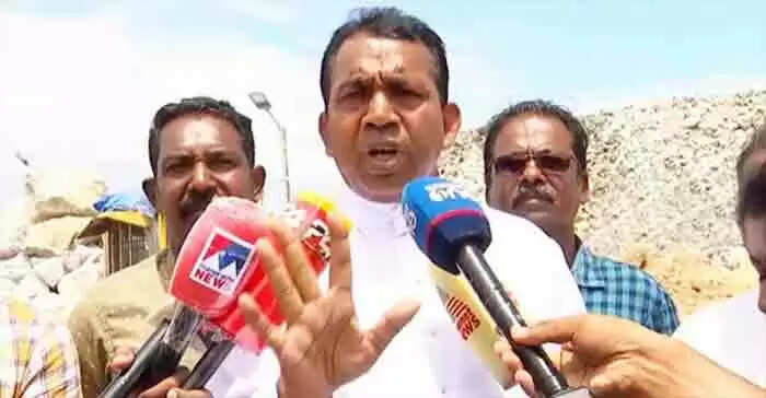 Booked | 'വര്ഗീയ ധ്രുവീകരണത്തിനും കലാപത്തിനും ശ്രമിച്ചു, മന്ത്രി വി അബ്ദുര് റഹ്മാന് എതിരായ പരാമര്ശം ജനങ്ങളെ പ്രകോപിപ്പിക്കാന് ലക്ഷ്യമിട്ട്'; വിഴിഞ്ഞം സംഘര്ഷത്തില് ഫാ. തിയോഡേഷ്യസ് ഡിക്രൂസിനെതിരെ ഗുരുതര പരാമര്ശങ്ങളുമായി വിഴിഞ്ഞം പൊലീസിന്റെ എഫ്ഐആര്