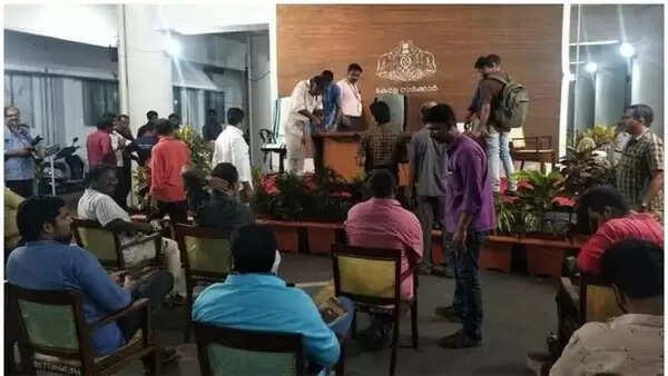 മുഖ്യമന്ത്രിയുടെ വാര്ത്താസമ്മേളനത്തില് അസാധാരണത്വം; മാധ്യമ പ്രവര്ത്തകരെ കണ്ടത് കാര്പോര്ച്ചില്; സീറ്റ് ക്രമീകരിച്ചത് ഒരു മീറ്റര് അകലം പാലിച്ച്