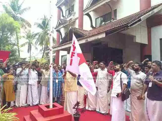 പൊന്ന് കായ്ക്കുന്ന മരങ്ങള് സംഘടനയ്ക്ക് മുകളില് ചാഞ്ഞു: അര്ജുന് ആയങ്കി-ആകാശ് തില്ലങ്കേരിമാര്ക്കെതിരെ സ്വരം കടുപ്പിച്ച് ഡിഫി നേതാക്കള്