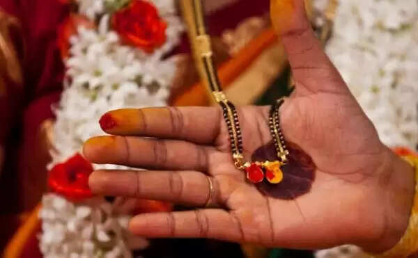 താലിമാലയിൽ പവിഴ മുത്തുകൾ വെക്കുന്നത് ഭർത്താവിന് ദോഷം; മരണം വരെ സംഭവിക്കാം, കെട്ടുകഥ കാട്ടു തീ പോലെ പടരുന്നു