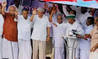 ഉപരോധ സമരം നിര്ത്തിയതോ, നിര്ത്തിപ്പിച്ചതോ; മധ്യസ്ഥന് ആര് ?