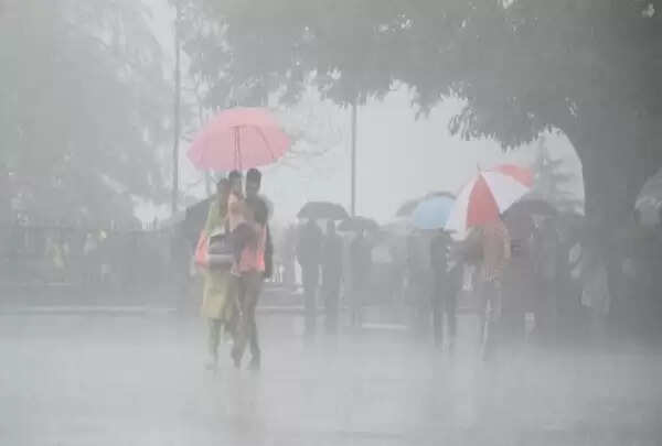 സംസ്ഥാനത്തെ ഏഴ് ജില്ലകളില് അടുത്ത മൂന്ന് മണിക്കൂറില് കനത്ത മഴയ്ക്ക് സാധ്യത; മുന്നറിയിപ്പുമായി കാലാവസ്ഥാ നിരീക്ഷണകേന്ദ്രം; വിവിധ ജില്ലകളില് യെല്ലോ അലര്ട്ട്