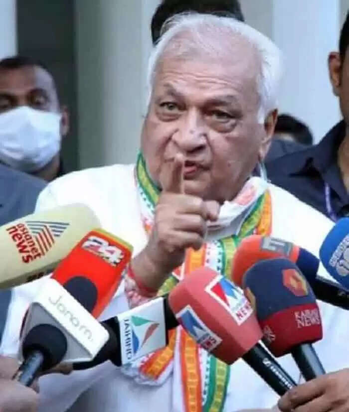 Governor Says | ചരിത്ര കോണ്ഗ്രസില് തനിക്കെതിരെ പ്രതിഷേധിച്ചവരെ തടയാന് ശ്രമിച്ച പൊലീസിനെ മുഖ്യമന്ത്രിയുടെ പ്രൈവറ്റ് സെക്രടറി കെ കെ രാഗേഷ് ഇടപെട്ട് വിലക്കിയെന്ന് ഗവര്ണര്; തെളിവായി ദൃശ്യങ്ങളും പ്രദര്ശിപ്പിച്ചു