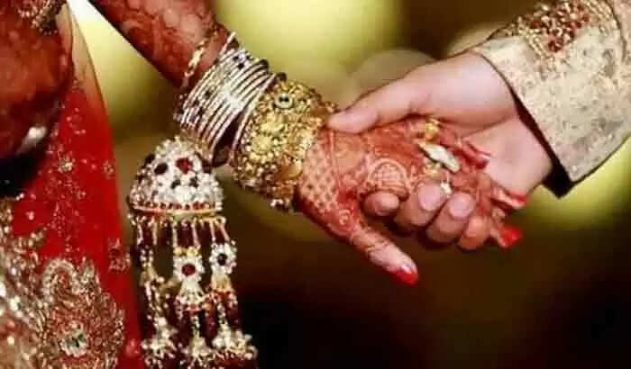 പ്ലസ് ടു വിദ്യാര്ഥിനിയായ 17കാരിയെ വിവാഹം ചെയ്തു; പീഡനത്തിനിരയായതായി മൊഴി, പോക്സോ കേസെടുത്ത് അറസ്റ്റ് ചെയ്യാന് ഒരുങ്ങുന്നതിനിടെ ഞരമ്പുമുറിച്ച് ആത്മഹത്യയ്ക്ക് ശ്രമിച്ച് വരന്