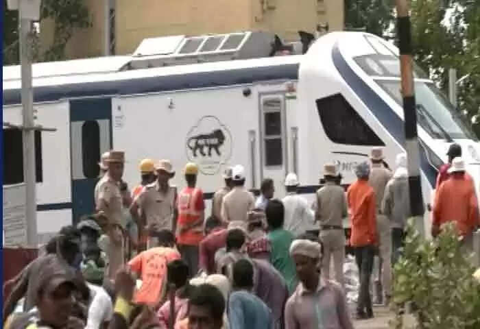 Vande Bharat | ട്രെയിന് ദുരന്തത്തിനുശേഷം അതേ പാതയിലൂടെ കടന്നുപോയി ആദ്യ വന്ദേ ഭാരത് എക്സ്പ്രസ്; കൈവീശി റെയില്വേ മന്ത്രി