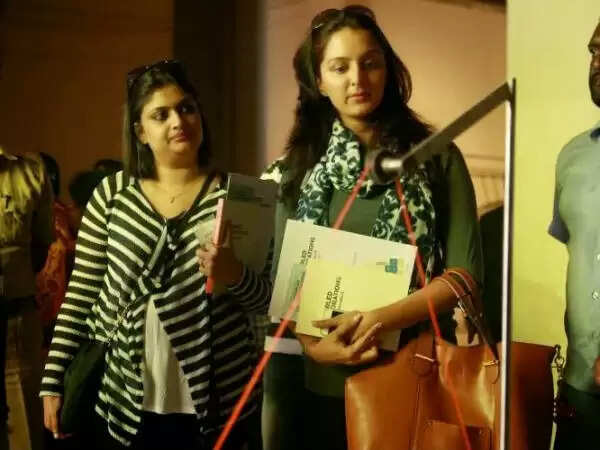 ബിനാലെയ്ക്ക് താരത്തിളക്കം നല്കാന് മഞ്ജുവും ഗീതുവും എത്തി