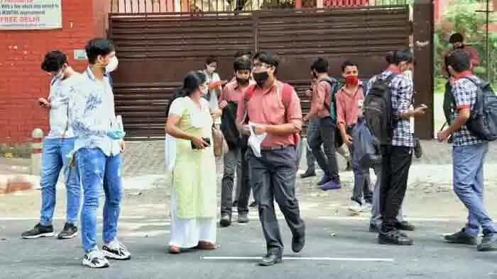 10, 12 ക്ലാസുകളിലെ പരീക്ഷകള് ഓഫ് ലൈനായി നടത്തുമെന്ന് സി ബി എസ് ഇ