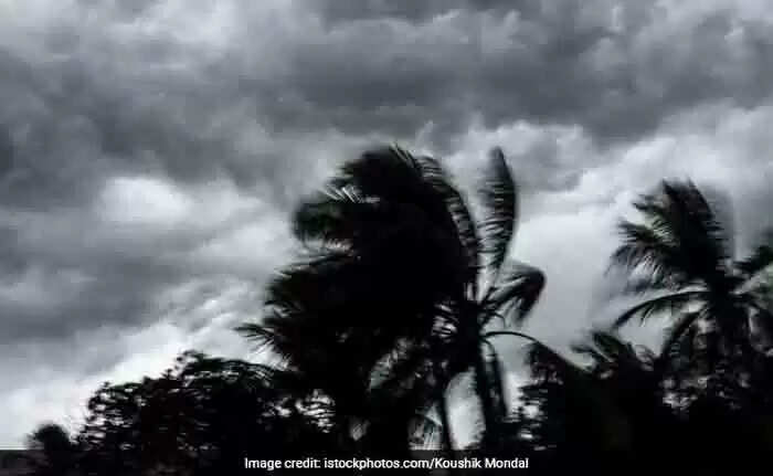 കേരളത്തില് അതിശക്തമായ മഴയ്ക്ക് സാധ്യത: വിവിധ ജില്ലകളില് ഓറഞ്ച്, യെല്ലോ അലേര്ടുകള് പ്രഖ്യാപിച്ചു