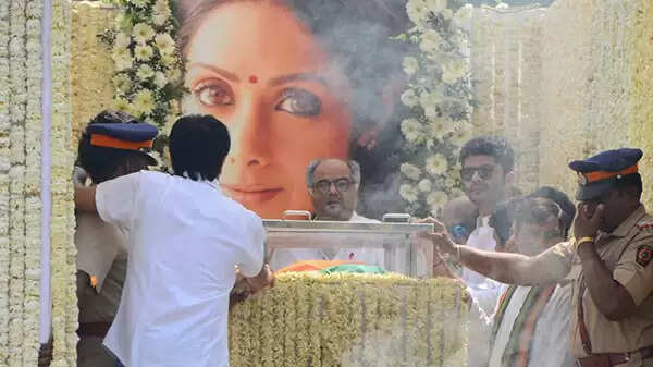 അവള് നിങ്ങള്ക്ക് ചാന്ദിനി ആയിരുന്നു, ഞങ്ങള്ക്ക് ലോകവും: ശ്രീദേവിയുടെ അക്കൗണ്ടില് നിന്നും ബോണി കപൂറിന്റെ ട്വീറ്റ്