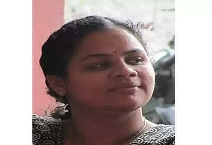 Sindhu Joy | 'ന്യൂസ്പ്രിന്റ് പൊതിഞ്ഞുവരുന്ന ബ്രൗണ് പാകിങ് ഷീറ്റ് സുലഭമായി ഉള്ളപ്പോള് എന്തിന് കൈതോലപ്പായ? തുറന്നെഴുതുമ്പോള് സിപിഎമ്മില് ആപാദചൂഡം വിഭാഗീയതയാണെന്നും സ്ത്രീ വിരുദ്ധതയാണെന്നും വ്യാഖ്യാനിക്കരുത്'; ചതിയുടെയും വഞ്ചനയുടെയും പുറംകരാറെടുത്ത് ചുരുക്കം ചിലര് പാര്ടിയെ ദുര്ബലപ്പെടുത്തുന്നുവെന്ന് സിന്ധുജോയി