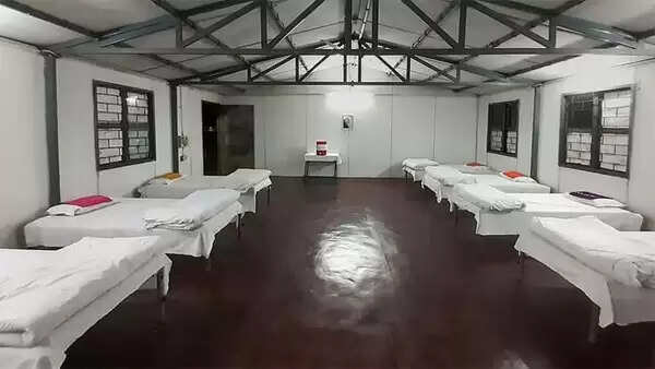 ക്വാറന്റൈന് കേന്ദ്രത്തില് പന്ത്രണ്ടുവയസുകാരന് രാത്രി കഴിഞ്ഞത് ഒറ്റയ്ക്ക്; സെക്യൂരിറ്റി ഗാര്ഡ് സ്കൂള് ഗേറ്റ് അടച്ചതോടെ പുറത്ത് കാവലായ് അച്ഛന്, ഗുരുതരസംഭവത്തില് അന്വേഷണം നടത്താന് നിര്ദേശം നല്കി നോഡല് ഓഫീസര്