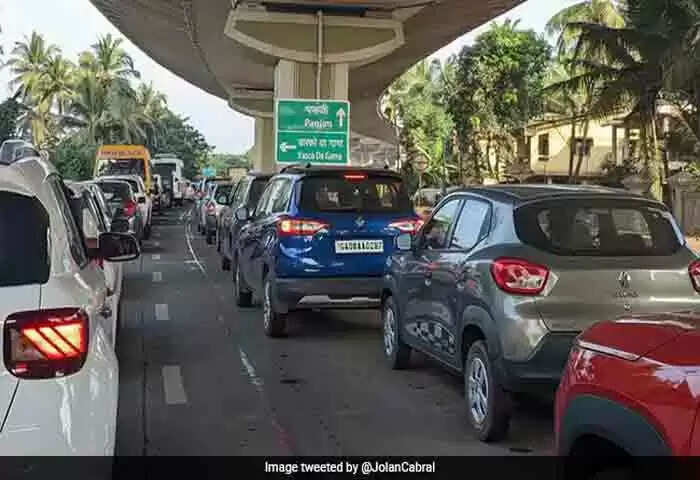 Traffic Jam | ഗോവയിലെ സുവാരി നദിക്ക് കുറുകെയുള്ള പാലത്തില് അപകടം; വാഹനങ്ങള് കുടുങ്ങിക്കിടന്നത് 3 മണിക്കൂര്