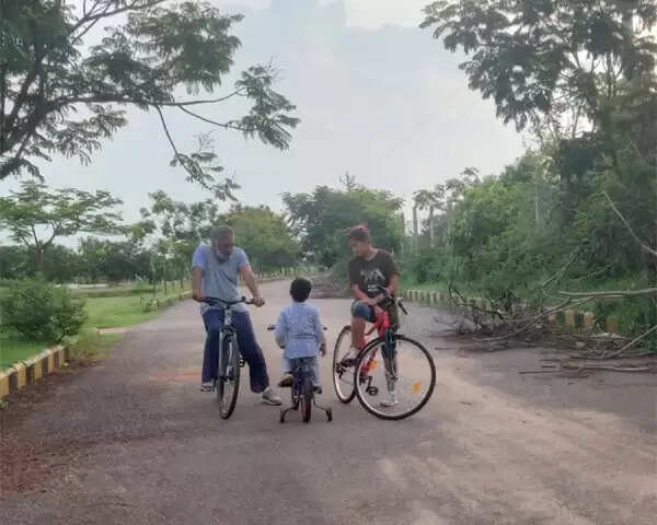മകനൊപ്പം സൈക്കിള് സവാരി, കുടുംബത്തോടൊപ്പം സമയം ചെലവഴിച്ച് നടന് പ്രകാശ് രാജ്; ചിത്രങ്ങള്