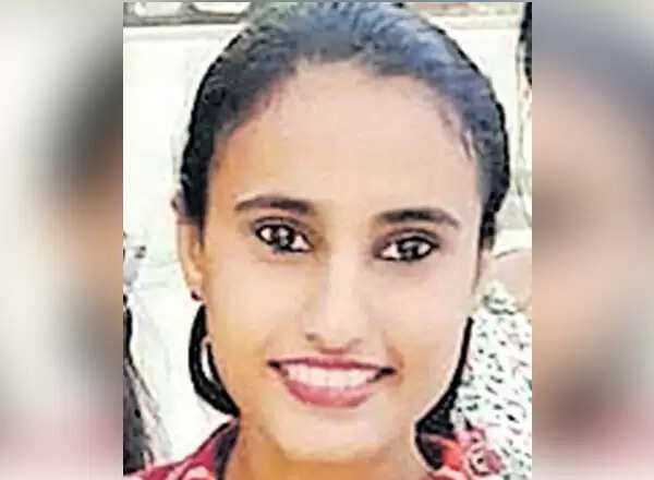 ഉറങ്ങാന് കിടന്ന യുവതിയെ രാവിലെ കിടപ്പുമുറിയില് മരിച്ച നിലയില് കണ്ടെത്തി