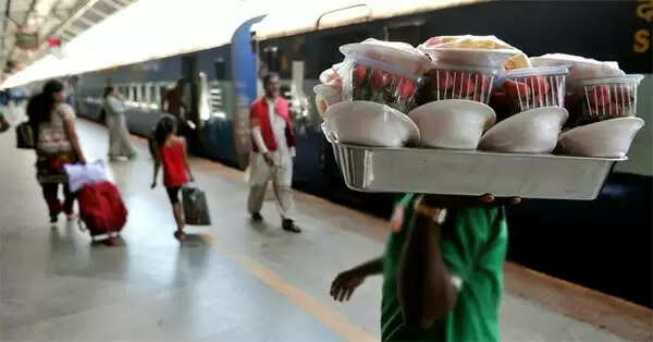 ലോക് ഡൗണില് പട്ടിണിയിലായ കാറ്ററിങ് തൊഴിലാളികളെ തിരിഞ്ഞു നോക്കാതെ റെയില്വെ