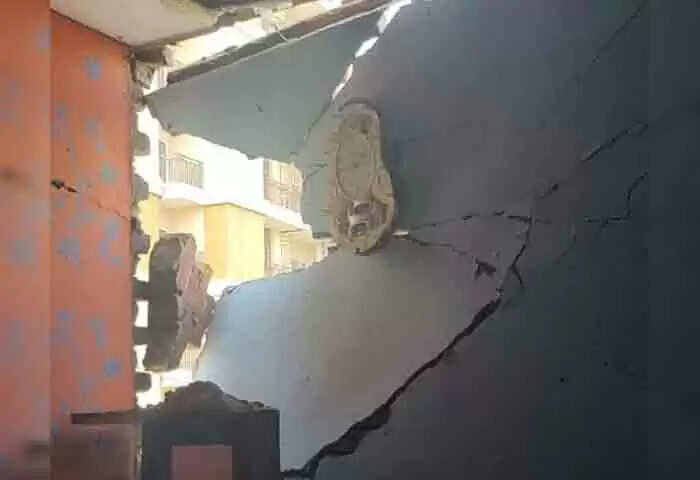 TV Exploded | വീട്ടിൽ എൽഇഡി ടിവി പൊട്ടിത്തെറിച്ച് കൗമാരക്കാരന് ദാരുണാന്ത്യം; 3 പേർക്ക് പരിക്ക്; ഭിത്തിയിൽ രൂപപ്പെട്ടത് വൻ ദ്വാരം
