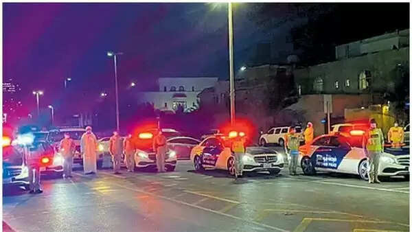 ആരോഗ്യപ്രവര്ത്തകര്ക്ക് ഐക്യദാര്ഢ്യം പ്രകടിപ്പിച്ച് യുഎഇ; പിന്തുണയേകിയത് ബാല്ക്കണിയിലും ജനലുകള്ക്ക് അരികിലുമെത്തി ദേശീയഗാനം ആലപിച്ച്; വാഹനങ്ങളില് നിന്നിറങ്ങി സല്യൂട്ട് ചെയ്ത് അബൂദബി പൊലീസ്