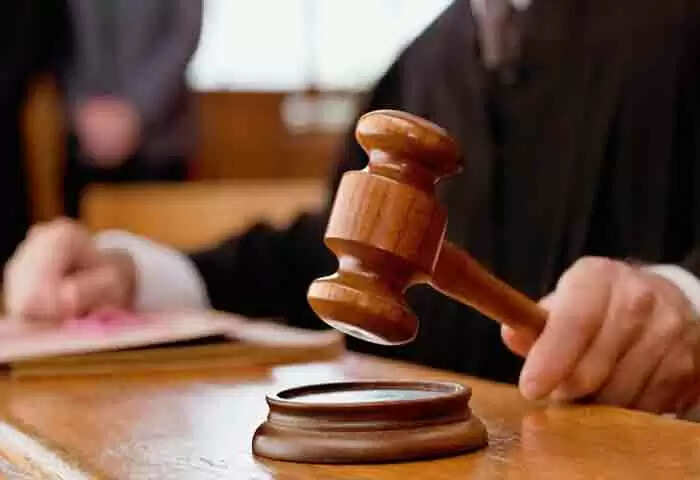 Smashed | 'വിചാരണയ്ക്കായി കോടതിയില് എത്തിച്ച ജില്ലാ കലക്ടറേറ്റ് സ്ഫോടനക്കേസിലെ പ്രതികള് കൈവിലങ്ങുകൊണ്ട് ജനല്ചില്ല് അടിച്ചുതകര്ത്തു'