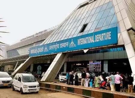 കരിപ്പൂരില് ചാര്ട്ടേഡ് വിമാനം വഴി സ്വര്ണം കടത്താന് ശ്രമിച്ച 4പേര് പിടിയില്; കുഴമ്പ് രൂപത്തിലാക്കി അടിവസ്ത്രത്തില് ഒളിപ്പിച്ച് കടത്തിയത് ഒന്നേകാല് കിലോ സ്വര്ണം