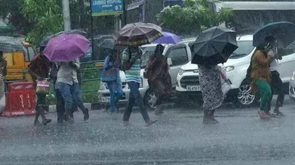 കേരളത്തില് ശക്തമായ മഴക്ക് സാധ്യത: വിവിധ ജില്ലകളില് യെല്ലോ അലേര്ട്ട്