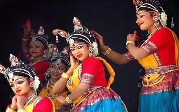 'ഇനിയെങ്കിലും തിരുത്തിപ്പറയാന് തയ്യാറാകണം; ഏഷ്യയിലെയല്ല, ലോകത്തിലെ ഏറ്റവും വലിയ കലോത്സവമാണ് നമ്മുടെ സംസ്ഥാന സ്കൂള് കലോത്സവം'