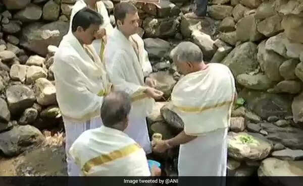 പിതാവിന്റെ ഓര്മയില് രാഹുല് ഗാന്ധി തിരുനെല്ലിയില്; രാജീവ് ഗാന്ധിക്കും ഇന്ദിരാ ഗാന്ധിക്കും പുല്വാമയില് കൊല്ലപ്പെട്ട സൈനികര്ക്കും ബലിതര്പ്പണം നടത്തി