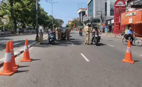 കണ്ടെയ്ന്മെന്റ് മേഖലകളില് ഒഴികെ രാവിലെ ഏഴു മുതല് രാത്രി ഏഴു വരെ പാസ് വേണ്ട; മാസ്ക് ധരിക്കുന്നത് ഉറപ്പാക്കാന് സ്പെഷ്യല് ടാസ്ക് ഫോഴ്സ്
