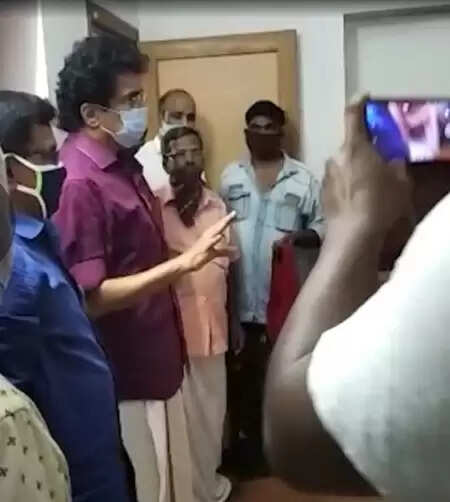 വിശ്വസിച്ചാല് സംരക്ഷിക്കും ചതിച്ചിട്ട് പോയാല് ദ്രോഹിക്കും, ഇതാണ് പാര്ട്ടിയുടെ നയം; നിരോധനാജ്ഞ ലംഘിച്ച് പൊതുയോഗം സംഘടിപ്പിച്ച് ഷൊര്ണൂര് എംഎല്എ പി കെ ശശി; സംഭവം വിവാദത്തില്