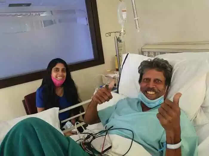 ആശുപത്രി കിടക്കയില് നിന്നും ചെറുചിരിയോടെ കപില്; ചിത്രം പങ്കുവെച്ച് ചേതന് ശര്മ
