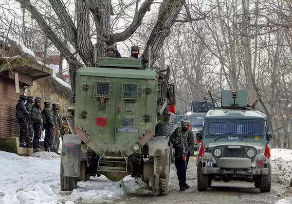 കശ്മീരിലെ ഷോപിയാനില് ഏറ്റുമുട്ടല്; നാല് തീവ്രവാദികളെ സേന വധിച്ചു, തെരച്ചിൽ തുടരുന്നതായും സൈനികവൃത്തങ്ങൾ
