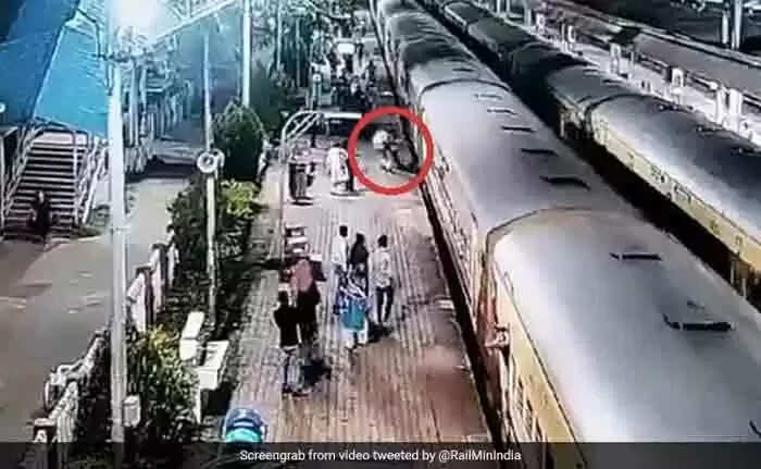മുന്നോട്ടു നീങ്ങിയ ട്രെയിനില് കയറാന് ശ്രമിക്കുന്നതിനിടെ ബാലന്സ് നഷ്ടപ്പെട്ട് പ്ലാറ്റ്ഫോമിന്റെ വിടവിലേക്ക് തെറിച്ചുവീണ യാത്രക്കാരനെ രക്ഷിച്ച് ആര് പി എഫ് ഉദ്യോഗസ്ഥന്; വിഡിയോ കാണാം