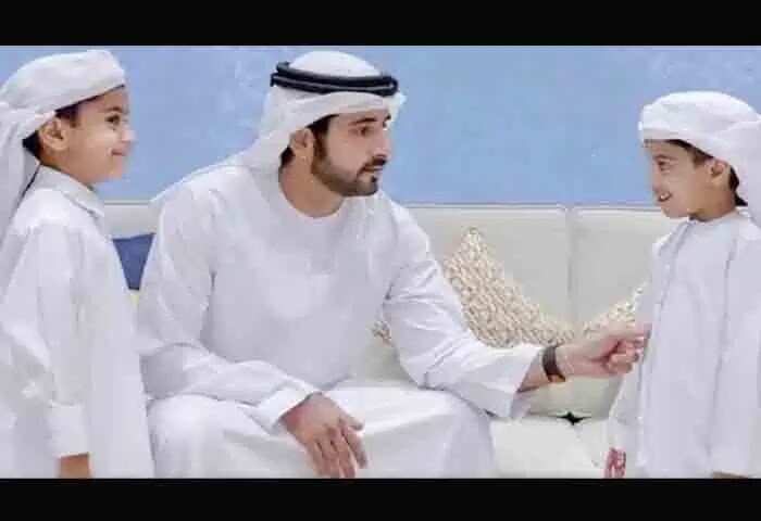 Sheikh Hamdan | ദേശീയഗാനം കേട്ടപാടെ വെയിലത്ത് നിശ്ചലമായി നിന്ന കുട്ടികളെ സന്ദർശിച്ച ദുബൈ കിരീടാവകാശിക്ക് നെറ്റിസൻസിന്റെ പ്രശംസ; ദേശീയതയുടെ ഉജ്വല മാതൃകകളായി മൻസൂറും അബ്ദുല്ലയും; വീഡിയോ