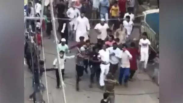 പശ്ചിമബംഗാളില് ആക്രമണങ്ങള് തുടര്ക്കഥ; തെരുവില് കൂട്ടംകൂടിയവരെ പിരിച്ചുവിടാന് ശ്രമിച്ച പൊലീസിന് നേരെ കല്ലേറ്