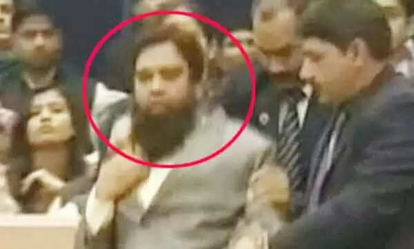 ന്യൂപക്ഷങ്ങള്ക്കു വേണ്ടി സര്ക്കാര് ഒന്നും ചെയ്തിട്ടില്ലെന്നാരോപിച്ച് പ്രധാനമന്ത്രിക്കെതിരെ പ്രതിഷേധം