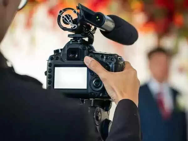 '20 മിനുട്ട് ഇടവേള തന്നാല് ആഹാരം കഴിച്ചുവരാം എന്ന് പറഞ്ഞിട്ടും സമ്മതിച്ചില്ല, ഒരു ഗ്ലാസ് വെള്ളം പോലും കിട്ടിയില്ല, ആകെ ക്ഷീണിതയായിരുന്നു'; വിവാഹത്തിന് എടുത്ത ഫോടോകള് ഡിലീറ്റ് ചെയ്ത് ഫോടോഗ്രാഫറുടെ മുട്ടന് പണി