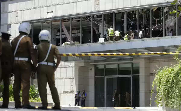 ശ്രീലങ്കന് സ്ഫോടനം; 13 പേര് അറസ്റ്റില്; ലോകത്തെ നടുക്കിയ ഭീകരാക്രമണത്തിന് പിന്നിലാരെന്നറിയാതെ പോലീസ്